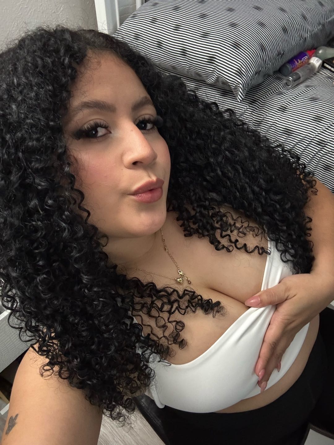 Crespita, 23, in a private 1-on-1 video chat on SisoMeet